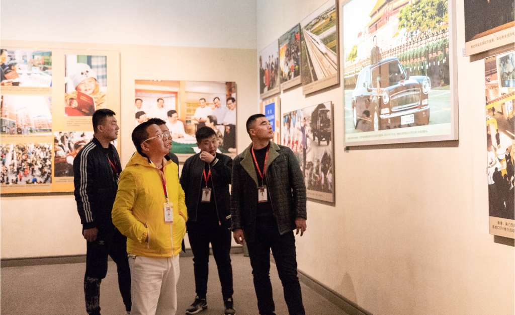 中闵集团董事长宋志峰先生(前一)与员工一同参观"南湖革命纪念馆"